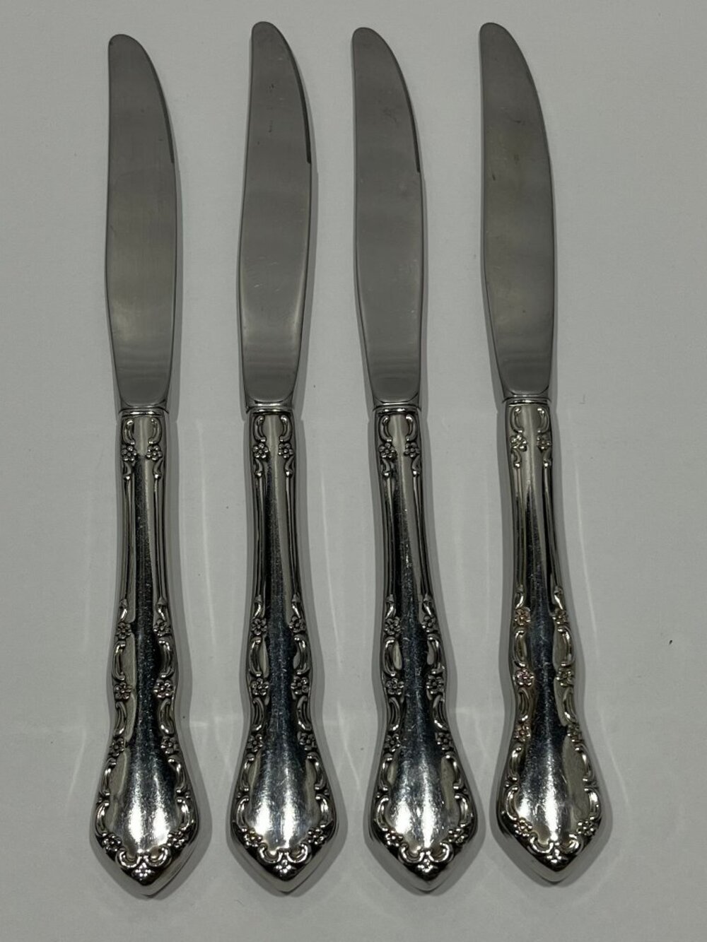 Set of 4 Oneida/Deluxe Distinction Stainless Steel MANSION HALL Dinner Knives